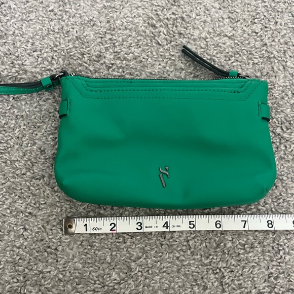 EUC- Simply Vera Vera Wang Wristlet very lightly used. No flaws that I can see. - Picture 2 of 6